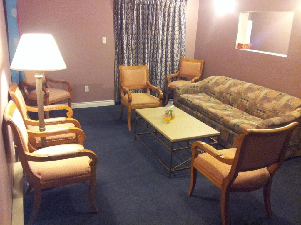 Cache Creek Inn Pokoj fotografie