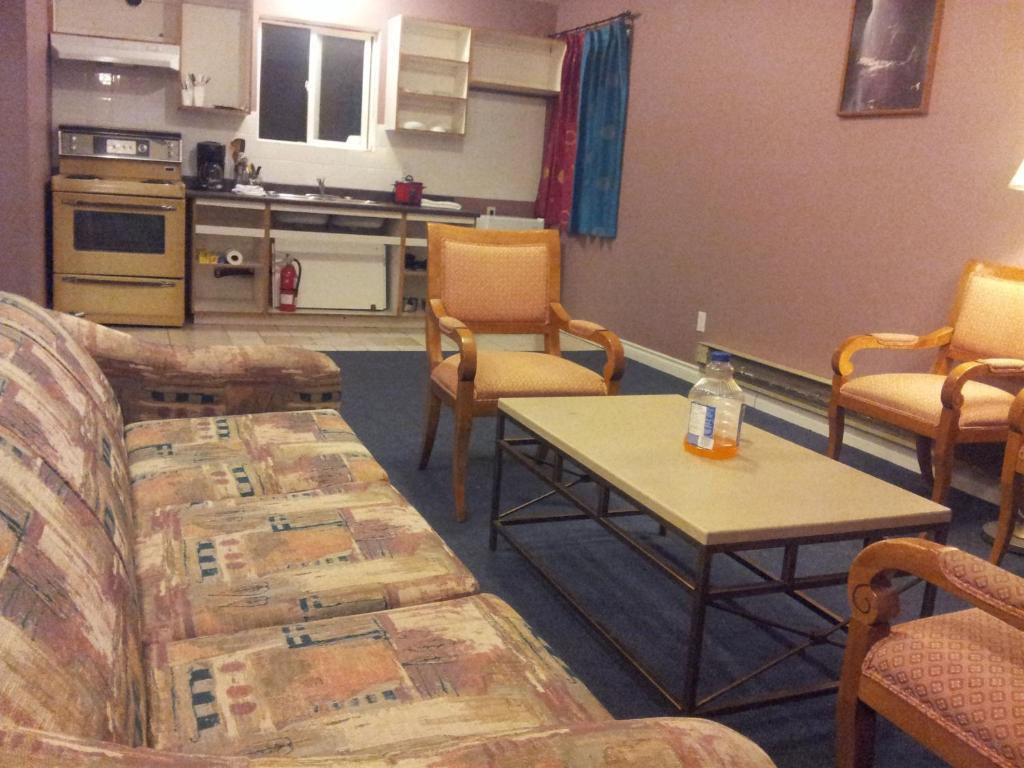 Cache Creek Inn Pokoj fotografie